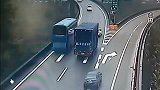 高速路口作死这下场，秒后直接变成废铁！