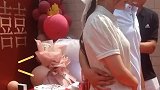 头回订婚不知所措，大妈见状直接上手教学