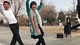 广场舞：斌芳组合配合默契，因舞结缘，广场舞《最亲的人》请欣赏
