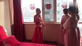 新娘训话伴娘，伴娘笑得合不拢嘴，原来新娘这么恨嫁呢！
