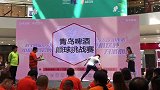 这球技什么水平？球迷小哥手托4罐啤酒挑战高难度颠球