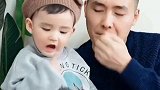 全天下的粑粑带孩子都是这么敷衍的吗？评论里面把他艾特出来…美赞臣高能A2