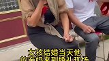 女孩结婚当天亲妈来到现场，而女孩却跪倒在了后妈面前