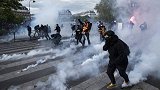 场面火爆！法国街头恐怖一幕，不明身份群体攻击游行者！