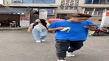 小哥别介意，美女不是故意这样，画面感太逗了！