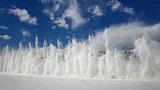 壮观！黑龙江北极村在江面实施冰凌爆破 数十米高冰瀑引众人欢呼