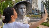 大姐原以为是一个假人在站着，没想到是个真人，吓坏了。