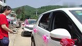 贵州一户人家办酒，婚车队马上到家了，新娘子是隔壁漂亮村花