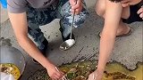 农村兄弟请客吃饭，已经这样了还喊着不要浪费