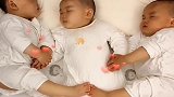 早产的三胞胎宝宝，三只小猪睡着后，打开被子一看居然是这样的！