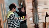向佐从背后抱住郭碧婷，眼神超宠溺，碧婷睡觉都在门口守着