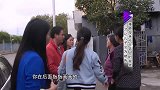 老太跟隔壁大叔暧昧，儿子气愤当众揭穿，老太却骂儿媳扫把星！