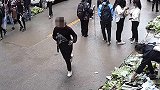 “母子档”大街上夺老人的5000元 儿子开车载母亲跑路