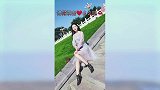 花枝招展的小姐姐，肉色丝袜搭配银色长裙，尽显女人风情万种