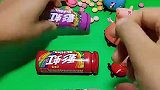 给小猪一家发糖果了，乔治不想拿最后一个，就抢走了第一个糖果