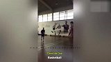 足球圈的跨界偶像：C罗棒球场小试身手 梅西也会打篮球
