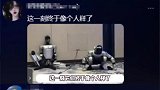 机器人加班后被累“瘫”了，蹲坐在墙边生无可恋，网友：它们终于像个人样了