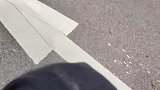 女同事骑车带男子外出，男子坐在后座不敢靠近