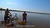越野摩托改装成“水上摩托”，在水面稳如老狗，没想到却翻车了！