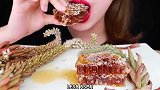 美女试吃生食松枝、大块野生蜂巢蜜
