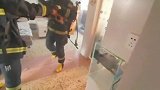 惊险！内蒙古一居民楼厨房内煤气轰燃 火舌迎面冲击消防员