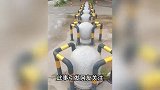 广东一学校门外11石墩被加设钢管护栏，被质疑多此一举