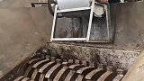 大型撕碎机吃掉一台小型粉碎机