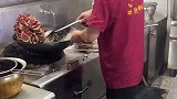 厨师用勺子狂敲铁锅，上菜时还不忘敲桌