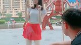 这个姑娘真好看，两腿笔直身材超棒！