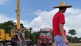 兄弟非要展示他跳河的搞笑操作，看到结果真是太逗了！