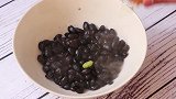 黑豆营养价值高，打2个鸡蛋，筷子一搅，出锅比肉香
