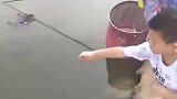 农村小男孩子拿着一个绳子钓鱼，旁边大哥的表情亮了！