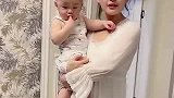 这宝宝还不让他爹碰了，这样的妈妈你们见过吗？女人的占有欲哦！