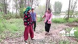 石头哭着要去游乐场，小小亲手用木棍做游乐场玩具，真好玩