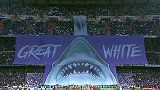 伯纳乌球场挂出巨幅大白鲨tifo 火爆气氛誓要吞没斑马军团