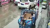 随机挑选？三轮车突然自行启动，绕行一圈后撞向香油摊！