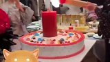 女子生日朋友送了特大号蛋糕，生日蜡烛吹半天还是吹不灭