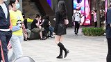 到了夏季，喜欢长靴的姑娘，就算再热，也会穿着逛街
