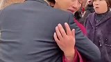 女儿远嫁，婚车启动，娘家人痛哭，懂事的女婿安慰岳母