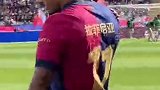 巴萨球员身穿中文球衣出场 球童身上还有蛇年logo