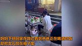 爸爸跟朋友吃夜宵，把女儿塞在纸箱里看手机，这操作神了