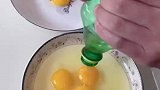 将蛋黄与蛋清分离的简单方法