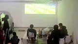 球迷为了看世界杯，组团在地下车库用投影仪看球