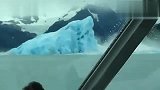 实拍巨大冰山在北冰洋翻转