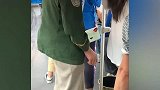 【湖北】男子公交车上伸“咸猪手”市民拍下视频