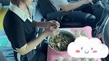 丈夫跑大货车，妻子默默陪伴给丈夫包饺子