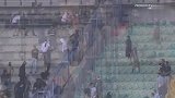 意甲-1314赛季-联赛-第1轮-米兰球迷隔网大战火爆冲突 座椅棍棒齐飞-新闻