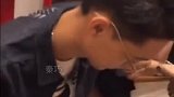 宝藏男孩秦霄贤，哄小狗睡觉太搞笑，还细心给它扇扇子！