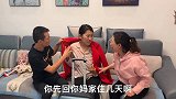 妻子从娘家提前回来，婆婆不让进卧室，妻子推开卧室门张大嘴
