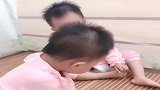 双胞胎妹妹：你放开我脚，结果悲惨了